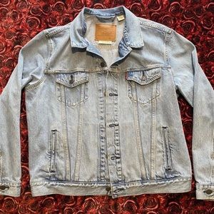 Men’s Levi Trucker Jacket Destructed Size Large